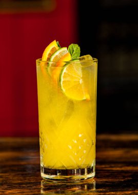 Taze meyve ve alkol kokteyli ve soğuk sadece bar masasında serinlemek için.