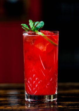 Taze meyve ve alkol kokteyli ve soğuk sadece bar masasında serinlemek için.