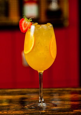 Taze meyve ve alkol kokteyli ve soğuk sadece bar masasında serinlemek için.