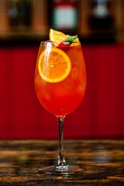 Taze meyve ve alkol kokteyli ve soğuk sadece bar masasında serinlemek için.