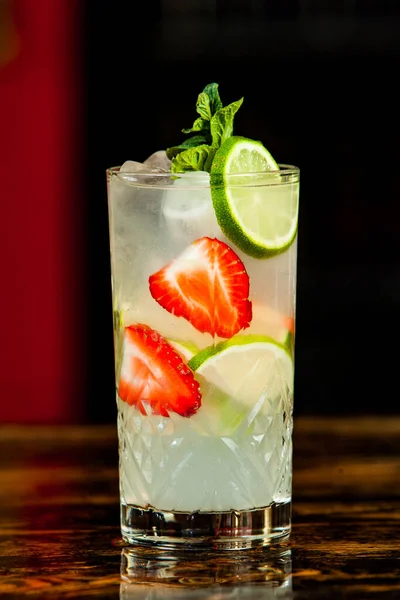 Cocktail Fruits Frais Alcool Froid Seulement Bon Refroidir Sur Table — Photo