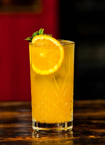 Vers Fruit Alcohol Cocktail Koud Alleen Goed Koelen Bartafel — Stockfoto