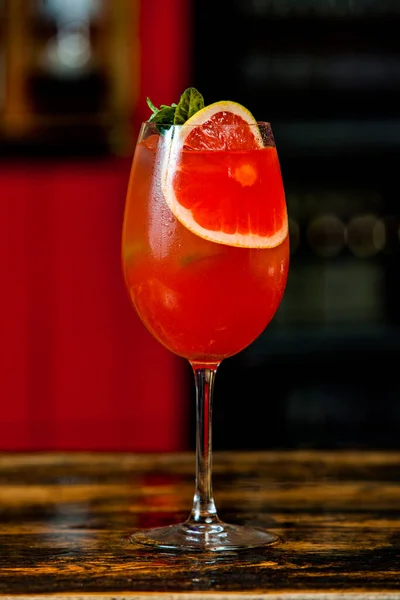 新鲜水果 鸡尾酒和冰只适合放在酒吧台上凉 — 图库照片
