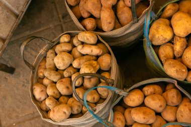 Lima, Peru 'daki markette taze meyve ve sebzeler. Yerel çiftçiler tarafından satılan sebzeler.