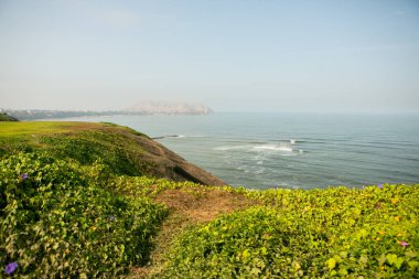 Pasifik Okyanusu, Peru 'nun başkenti Lima kıyılarını ısıtır. Latin Amerika 'nın güzel şehir doğası.