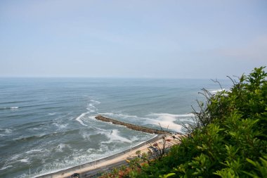 Pasifik Okyanusu, Peru 'nun başkenti Lima kıyılarını ısıtır. Latin Amerika 'nın güzel şehir doğası.