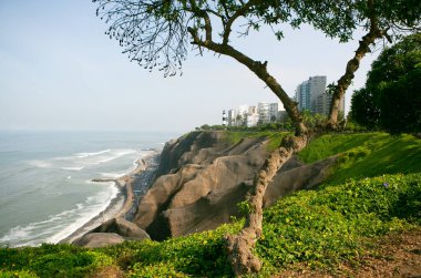 Pasifik Okyanusu, Peru 'nun başkenti Lima kıyılarını ısıtır. Latin Amerika 'nın güzel şehir doğası.