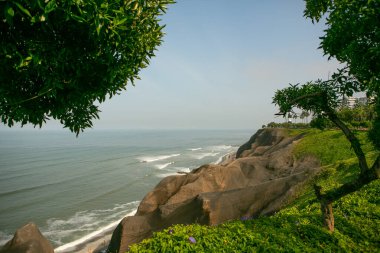 Pasifik Okyanusu, Peru 'nun başkenti Lima kıyılarını ısıtır. Latin Amerika 'nın güzel şehir doğası.
