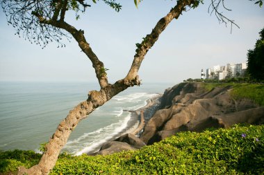 Pasifik Okyanusu, Peru 'nun başkenti Lima kıyılarını ısıtır. Latin Amerika 'nın güzel şehir doğası.