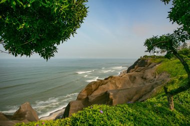 Pasifik Okyanusu, Peru 'nun başkenti Lima kıyılarını ısıtır. Latin Amerika 'nın güzel şehir doğası.