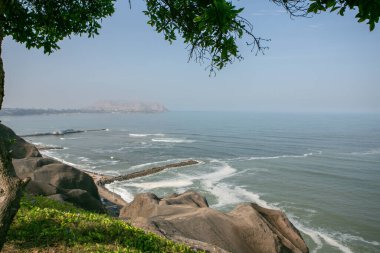 Pasifik Okyanusu, Peru 'nun başkenti Lima kıyılarını ısıtır. Latin Amerika 'nın güzel şehir doğası.