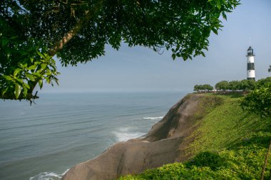 Pasifik Okyanusu, Peru 'nun başkenti Lima kıyılarını ısıtır. Latin Amerika 'nın güzel şehir doğası.