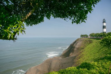 Pasifik Okyanusu, Peru 'nun başkenti Lima kıyılarını ısıtır. Latin Amerika 'nın güzel şehir doğası.