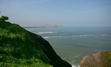 Pasifik Okyanusu, Peru 'nun başkenti Lima kıyılarını ısıtır. Latin Amerika 'nın güzel şehir doğası.