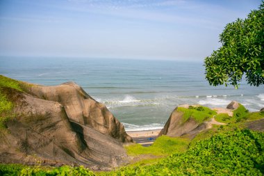 Pasifik Okyanusu, Peru 'nun başkenti Lima kıyılarını ısıtır. Latin Amerika 'nın güzel şehir doğası.