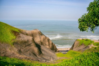 Pasifik Okyanusu, Peru 'nun başkenti Lima kıyılarını ısıtır. Latin Amerika 'nın güzel şehir doğası.