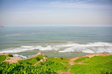 Pasifik Okyanusu, Peru 'nun başkenti Lima kıyılarını ısıtır. Latin Amerika 'nın güzel şehir doğası.