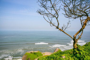 Pasifik Okyanusu, Peru 'nun başkenti Lima kıyılarını ısıtır. Latin Amerika 'nın güzel şehir doğası.