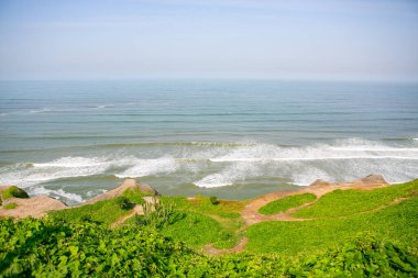 Pasifik Okyanusu, Peru 'nun başkenti Lima kıyılarını ısıtır. Latin Amerika 'nın güzel şehir doğası.