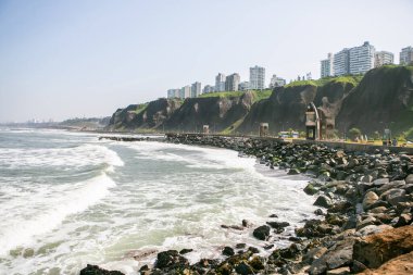 Pasifik Okyanusu, Peru 'nun başkenti Lima kıyılarını ısıtır. Latin Amerika 'nın güzel şehir doğası.