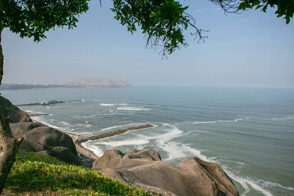 Pasifik Okyanusu, Peru 'nun başkenti Lima kıyılarını ısıtır. Latin Amerika 'nın güzel şehir doğası.