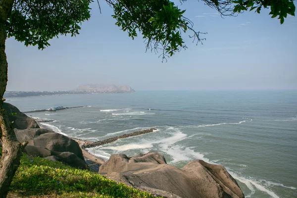 Pasifik Okyanusu, Peru 'nun başkenti Lima kıyılarını ısıtır. Latin Amerika 'nın güzel şehir doğası.