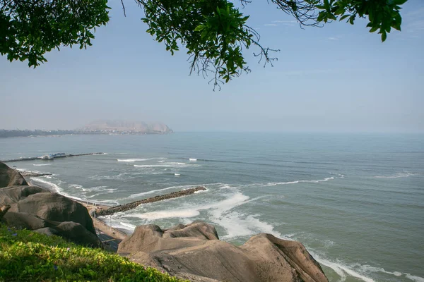 Pasifik Okyanusu, Peru 'nun başkenti Lima kıyılarını ısıtır. Latin Amerika 'nın güzel şehir doğası.