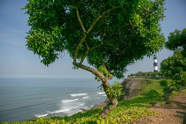 Pasifik Okyanusu, Peru 'nun başkenti Lima kıyılarını ısıtır. Latin Amerika 'nın güzel şehir doğası.