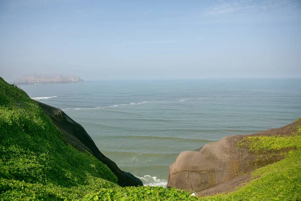 Pasifik Okyanusu, Peru 'nun başkenti Lima kıyılarını ısıtır. Latin Amerika 'nın güzel şehir doğası.