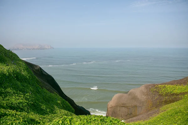 Pasifik Okyanusu, Peru 'nun başkenti Lima kıyılarını ısıtır. Latin Amerika 'nın güzel şehir doğası.
