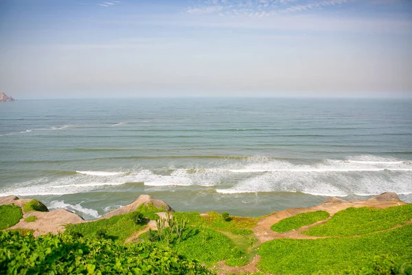 Pasifik Okyanusu, Peru 'nun başkenti Lima kıyılarını ısıtır. Latin Amerika 'nın güzel şehir doğası.