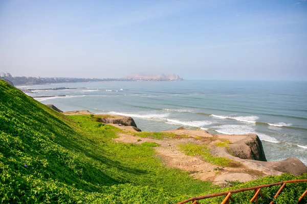 Pasifik Okyanusu, Peru 'nun başkenti Lima kıyılarını ısıtır. Latin Amerika 'nın güzel şehir doğası.