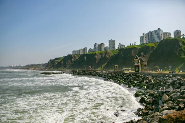 Tichý Oceán Ohřívá Břehy Limy Hlavního Města Peru Krásná Městská — Stock fotografie