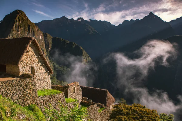 Peru 'daki World Machu Picchu mucizesi. İnka kutsal şehir kalıntılarıyla And Dağları 'nın güzel manzarası. 