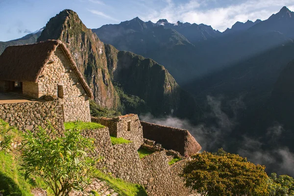 Peru 'daki World Machu Picchu mucizesi. İnka kutsal şehir kalıntılarıyla And Dağları 'nın güzel manzarası. 