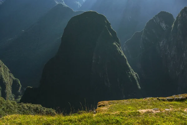 Peru 'daki World Machu Picchu mucizesi. İnka kutsal şehir kalıntılarıyla And Dağları 'nın güzel manzarası. 
