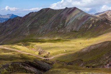 And Dağları, And Dağları veya And Dağları dünyanın en uzun kıta sıradağlarıdır. Peru 'daki güzel dağ manzarası