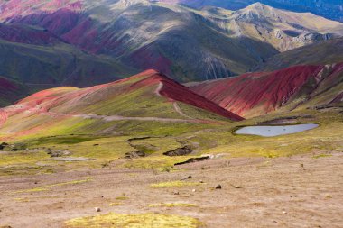 And Dağları, And Dağları veya And Dağları dünyanın en uzun kıta sıradağlarıdır. Peru 'daki güzel dağ manzarası