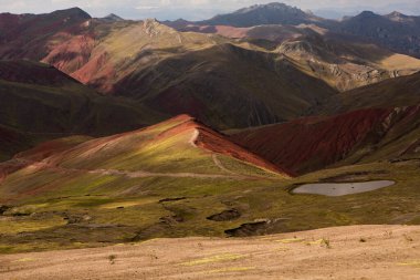 And Dağları, And Dağları veya And Dağları dünyanın en uzun kıta sıradağlarıdır. Peru 'daki güzel dağ manzarası