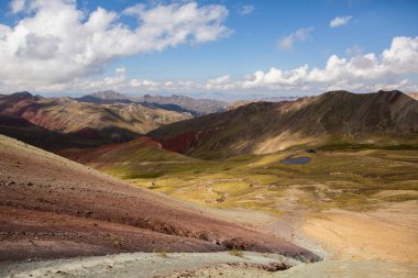 And Dağları, And Dağları veya And Dağları dünyanın en uzun kıta sıradağlarıdır. Peru 'daki güzel dağ manzarası