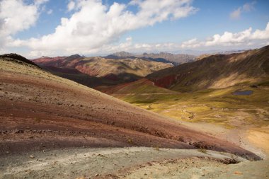 And Dağları, And Dağları veya And Dağları dünyanın en uzun kıta sıradağlarıdır. Peru 'daki güzel dağ manzarası