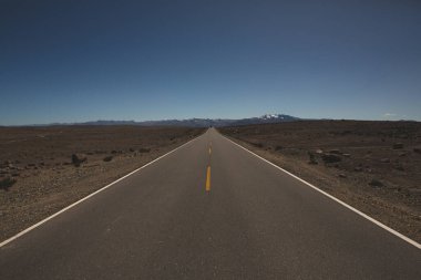 Latin Amerika 'da asfalt yolda. Otobanda özgürlük kavramı. Arkaplan veya metin için boş yol.