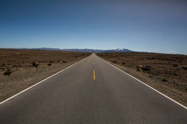 Latin Amerika 'da asfalt yolda. Otobanda özgürlük kavramı. Arkaplan veya metin için boş yol.
