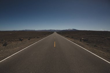 Latin Amerika 'da asfalt yolda. Otobanda özgürlük kavramı. Arkaplan veya metin için boş yol.