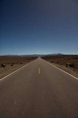 Latin Amerika 'da asfalt yolda. Otobanda özgürlük kavramı. Arkaplan veya metin için boş yol.