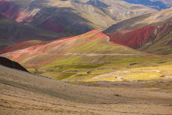 And Dağları, And Dağları veya And Dağları dünyanın en uzun kıta sıradağlarıdır. Peru 'daki güzel dağ manzarası