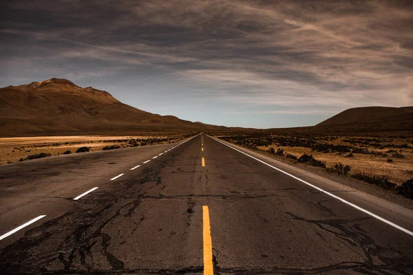 ラテンアメリカの国家アスファルト道路 高速道路での自由の概念 背景やテキストのための空の道 — ストック写真