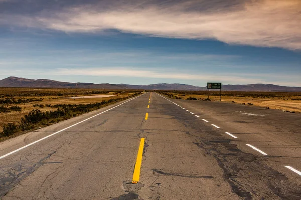 ラテンアメリカの国家アスファルト道路 高速道路での自由の概念 背景やテキストのための空の道 — ストック写真