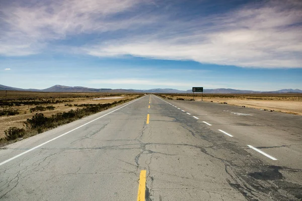 ラテンアメリカの国家アスファルト道路 高速道路での自由の概念 背景やテキストのための空の道 — ストック写真