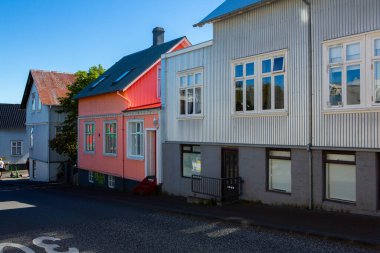İzlanda 'nın başkenti Reykjavik' te renkli evler ve binalar. 